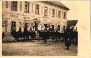 Pilisvörösvár, Községháza, katonák lovon. photo