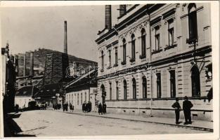 Resica, Resita; Primaria / városház, vagsyár a háttérben / town hall, factory in the background, iron works