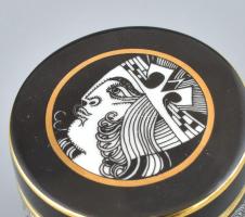 Hollóházi Szász Endre által tervezett porcelán tégely. Matricás, jelzett, kis kopásokkal. 5x6 cm