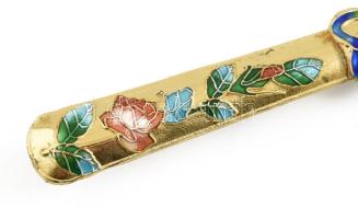 Zománcdíszes nagyító.
Aranyozott tűzzománc díszítésű asztali nagyító, cloisonne technikával megform...