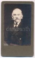cca 1920 Férfiportré, keményhátú fotó Müller Flórián abonyi műterméből, 10,5×6,5 cm