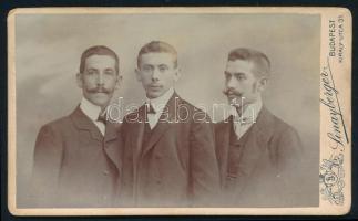 cca 1910 Három férfi műtermi portréja, keményhátú fotó Sinayberger Béla budapesti műterméből, ujjlenyomatos, szecessziós hátlappal, 6,5×10,5 cm