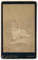 1884 Babaportré, keményhátú fotó Exner Károly pécsi műterméből, 10,5×6,5 cm
