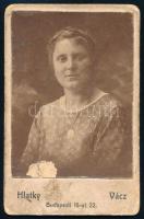 cca 1915 Női portré, keményhátú fotó Hlatky Lajos váci műterméből, sérüléssel, 10,5×6,5 cm