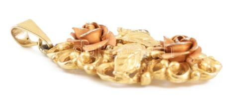 Aranyozott fém rózsás medál, apró kopásnyomokkal, 38x25 mm