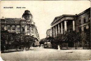 Budapest V. Fürdő utca, Diana fürdőről kapta a nevét, (ma József Attila utca és Széchenyi István tér sarka), lebontották majd helyén építették fel a Pesti Magyar Kereskedelmi Bankot, Kereskedelmi Kar épülete, villamos. Vasúti levelezőlapárusítás 43. (EM)