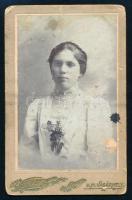 1906 Kenéz Margit tanítónő, keményhátú fotó Plohn József marosvásárhelyi műterméből, foltos, sérült, 10,5×6,5 cm