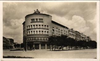 1944 Újvidék, Novi Sad; Horthy Miklós sugárút, gyógyszertár / street, pharmacy