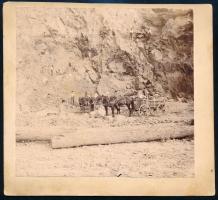 cca 1900 Magyarok kőszállító lovaskocsival, keményhátú fotó, 12×12 cm