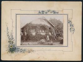 1901 Galsa, borostyánnal befuttatott ház és lakói, kartonra kasírozott fotó, 6×8 cm