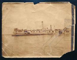 1917 A Tököl-Tétény között közlekedett Zrínyi hajó halálos balesetéről készült feliratozott fotó megviselt állapotban 12x9 cm