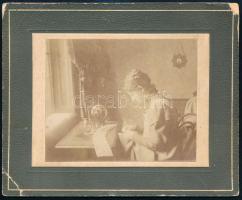 cca 1910 Varrónő fotója, kartonra kasírozott fotó, sérült karton, 8,5×10 cm