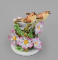 Herendi madarak virágon, kézzel festett porcelán, jelzett, kopásokkal, m: 8,5 cm