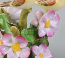 Herendi madarak virágon, kézzel festett porcelán, jelzett, kopásokkal, m: 8,5 cm