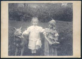 cca 1915 Kislány Piroska és a farkas szobrával, keményhátú fotó, 13×18 cm