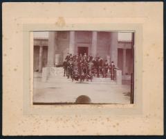 1901 Ismeretlen társaság az aquincumi múzeum előtt, fotó paszpartuban, paszpartu foltos, 7,5×11 cm