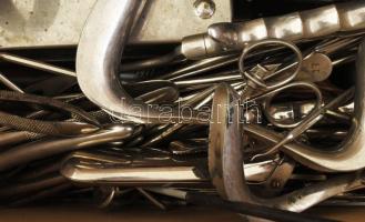 Orvosi eszköz hagyaték tétel több mint 50 db fém eszköz, sterilizáló, ollók, stb