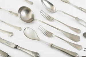 Ezüst (Ag) 6 személyes evőeszköz készlet, tálaló eszközökkel. Dianás jelzéssel, XX: sz. eleje Nettó ...