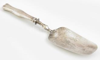 Ezüst (Ag) szervírozó lapát, gravírozott díszítéssel, Dianás jelzéssel, XIX. sz vége, SH mesterjeggyel 78 g, 27 cm