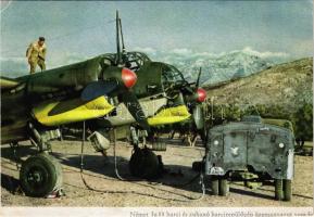 Német Ju 88 harci és zuhanó harcirepülőgép üzemanyagot vesz fel. Ottahall haditudósító felvétele. Carl Werner / WWII German military aircraft (r)