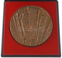 ~1980. Bartók Béla balra néző portréja, hátoldalon panel lakótömbök előtt álló emberalak. Kétoldalas...