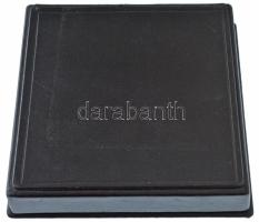 ~1980. Bartók Béla balra néző portréja, hátoldalon panel lakótömbök előtt álló emberalak. Kétoldalas...