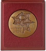 Asszonyi Tamás (1942-) 1974. 25 éves a Szocialista Magyar Könyvtárügy kétoldalas, öntött bronz emlékplakett, eredeti dísztokban (87mm) T:AU