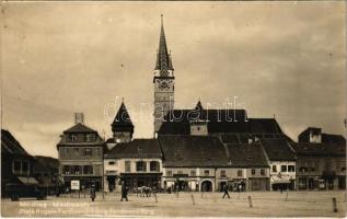 1929 Medgyes, Mediasch, Medias; Piata Regele Ferdinand / Ferdinand király tér, autóbusz, gyógyszertár, Friedrich Oberth, Gustav Carthmann, M. Hann fodrász, Edmund Unruh, Ipsen & Co. üzlete, Bonbonerie Corso / square, bus, shops, hairdresser, pharmacy (fl)