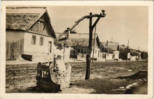 Kalocsa, Kalocsai gémeskút, magyar folklór. Kalocsai Földm. Ifj. Egyesület kiadása. Photo Bressey