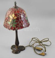 Tiffany jellegű lámpa, bordó, zöld, karamell színű ólomüveg búrával, kopásokkal, m: 44 cm