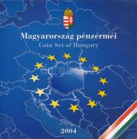 2004. 1Ft-100Ft (8xklf) forgalmi sor szettben, benne 2004. 50Ft "Magyarország az EU tagja" T:PP kis patina, belső tokon a ragasztás részben elengedett Adamo FO38.1