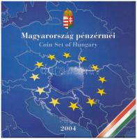 2004. 1Ft-100Ft (8xklf) forgalmi sor szettben, benne 2004. 50Ft Magyarország az EU tagja T:PP kis patina, belső tokon a ragasztás részben elengedett Adamo FO38.1