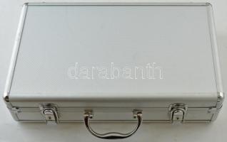 Alumínium érmetartó koffer kivehető tálcák nélkül, kulcsokkal, újszerű állapotban