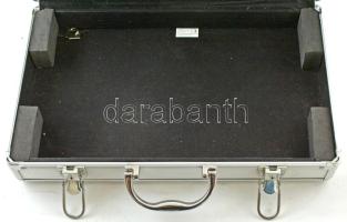 Alumínium érmetartó koffer kivehető tálcák nélkül, kulcsokkal, újszerű állapotban