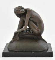 Milo jelzéssel: Női akt. Bronz, kőtalapzaton, m: 17 cm