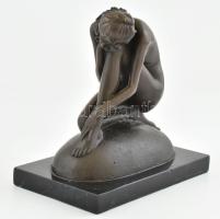 Milo jelzéssel: Női akt. Bronz, kőtalapzaton, m: 17 cm