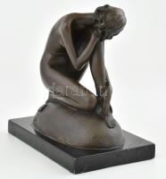 Milo jelzéssel: Női akt. Bronz, kőtalapzaton, m: 17 cm