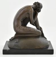 Milo jelzéssel: Női akt. Bronz, kőtalapzaton, m: 17 cm