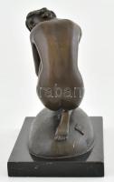 Milo jelzéssel: Női akt. Bronz, kőtalapzaton, m: 17 cm