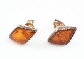 Ezüst(Ag) fülbevalópár borostyánnal, jelzett, h: 1,7 cm, bruttó: 2,2 g