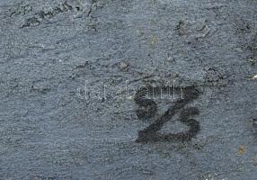 Szablyár Zsuzsanna (1973): Buszmegállóban. Olaj, vegyes technika, vászon. Jelezve jobbra lent, hátol...