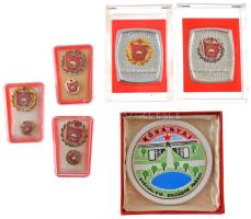 ~1975-1980. "Szocialista Brigád" arany-, ezüst- és babérkoszorús kitüntető jelvények miniatűrrel, műanyag tokban (3xklf) + "Szocialista Brigád" arany- és ezüstkoszorús plakett plexi tokban (2xklf) + "Kőbánya - Szocialista Brigádok Parkja" festett Hollóházi porcelán emlékérem, eredeti tokban (87mm) T:UNC,AU