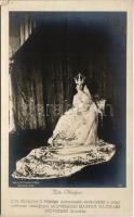Zita királyné. Koller tanár utóda Szenes felvétele 1916. Zita királyné Ő Felsége koronázási szoknyáját a négy méteres uszállyal az Országos Magyar Háziipari Szövetség hímezte (EK)
