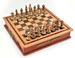 Régi sakk készlet, szépen kidolgozott fém bábukkal, fiókos, fémveretekkel díszített, nagyméretű fa táblával. Hiánytalan. Tábla mérete: 42,5x42,5x9 cm
