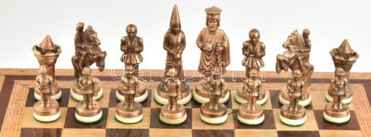 Régi sakk készlet, szépen kidolgozott fém bábukkal, fiókos, fémveretekkel díszített, nagyméretű fa t...