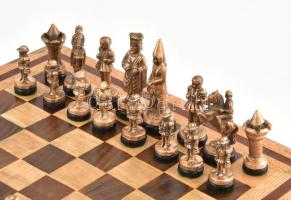 Régi sakk készlet, szépen kidolgozott fém bábukkal, fiókos, fémveretekkel díszített, nagyméretű fa t...