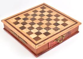 Régi sakk készlet, szépen kidolgozott fém bábukkal, fiókos, fémveretekkel díszített, nagyméretű fa t...