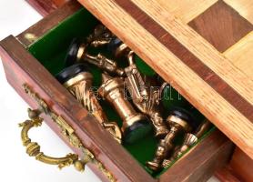 Régi sakk készlet, szépen kidolgozott fém bábukkal, fiókos, fémveretekkel díszített, nagyméretű fa t...