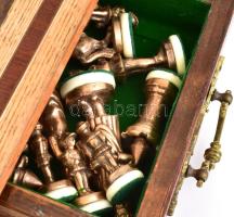 Régi sakk készlet, szépen kidolgozott fém bábukkal, fiókos, fémveretekkel díszített, nagyméretű fa t...