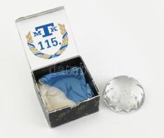 MTK 1888-2003 Ajka kristály üveg levélnehezék, eredeti dobozában, jó állapotban, d: 8,5 cm